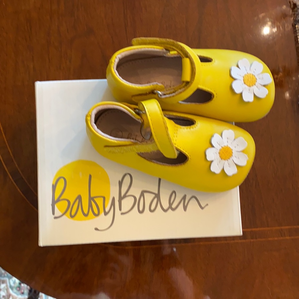 New Baby Boden Daisy shoes 6-12 NWT